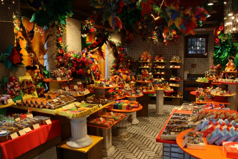 vitrine-ST ETIENNE DE TINEE-min_candy_store_chocolate_shop_chocolate_switzerland-393515