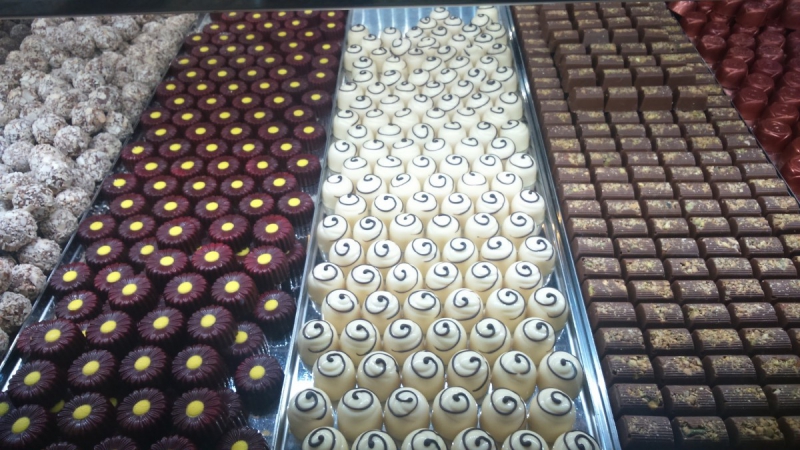 vitrine-ST ETIENNE DE TINEE-min_chocolates_milk_chocolate_white_chocolate_truffles_candy_food_treat_cacao-1213769