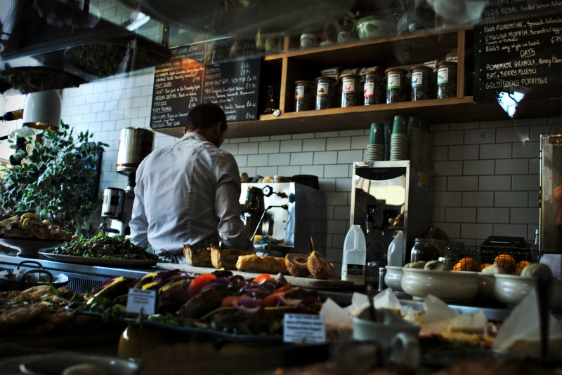 vitrine-ST ETIENNE DE TINEE-min_person-cafe-restaurant-meal-food-cooking-9011-pxhere.com